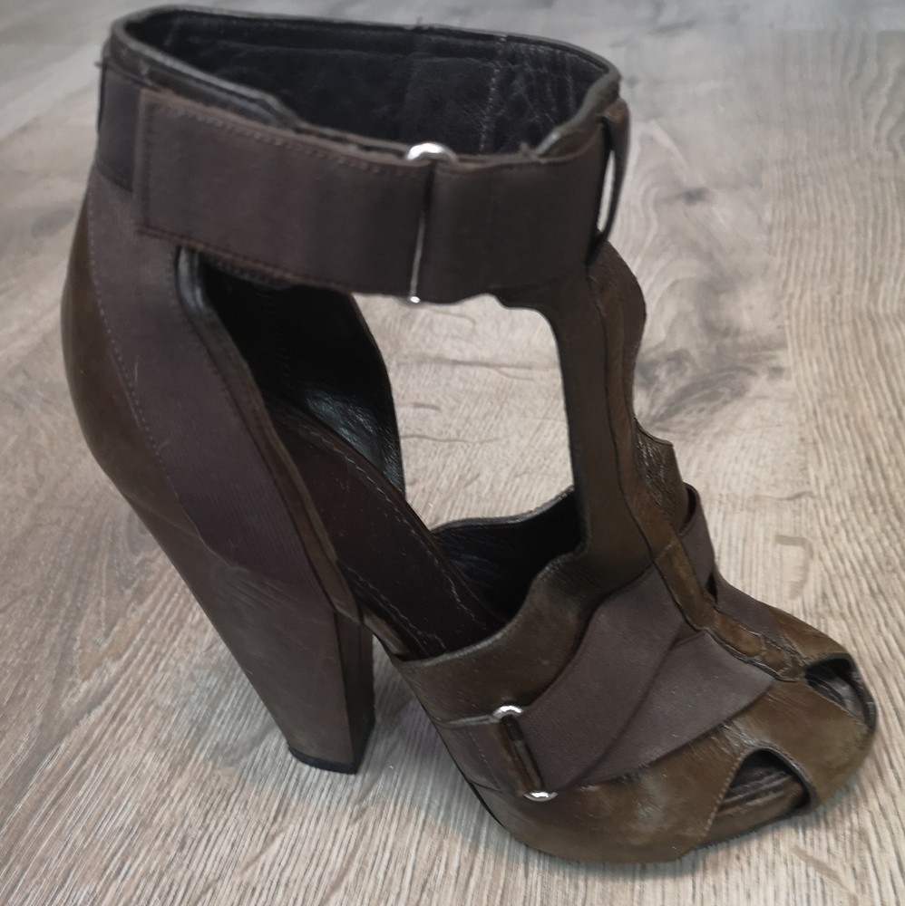 Y2k Vintage Givenchy Strappy Leather Gladiator Sandal Pumps With Velcro Closure
